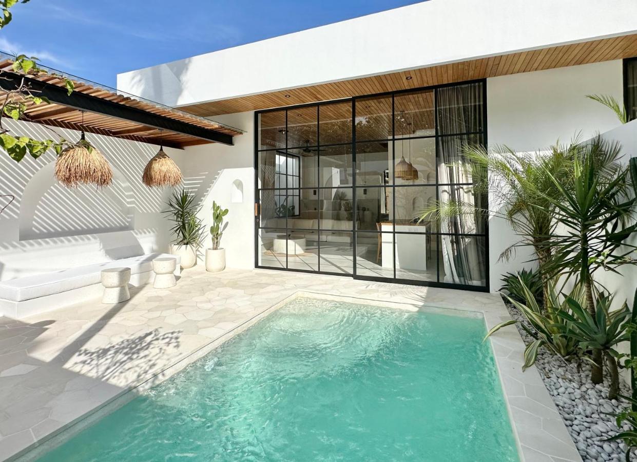 The Suites By The Young Villas Uluwatu Exterior foto